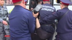 Болмаған митингі: Жылаған бала, протез аяқ және қолшатыр